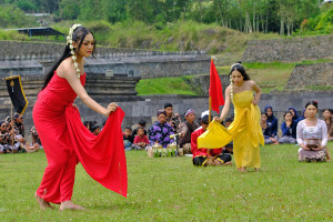 Suasana Upacara Adat Merti Tirta Amerta Bhumi di Kawasan Lereng Gunung Sindoro