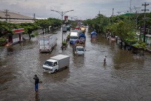 Banjir Lumpuhkan Jalur Pantura Kaligawe Semarang