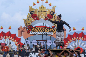 Ritual Meras Gandrung Rayakan Kelulusan Para Penari Gandrung