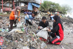 Aksi Bersih Pantai di Surabaya