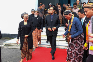 Sri Sultan Yogyakarta Melayat di Solo