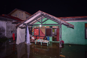 Banjir Rob Rendam Permukiman di Padang