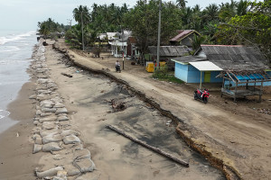 Abrasi Pantai Rusak Jalan dan Ancam Ratusan Rumah Warga