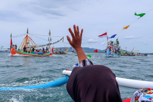 Tradisi Petik Laut Kampung Mandar Warnai Perairan Selat Bali