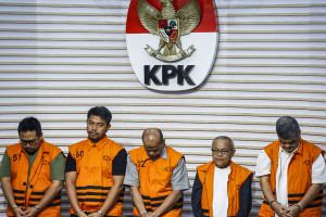 KPK Tahan Lima Tersangka Kasus Korupsi Dana PEN dan Pengadaan Barang di Pemkab Situbondo