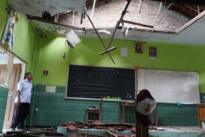 Siswa SDN Plosogenuk 1 Terpaksa Belajar di Parkiran Setelah Atap Kelas Ambruk