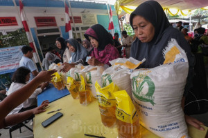 Bapanas Salurkan Bantuan Beras dan Minyak Goreng untuk Perkuat Ketahanan Pangan