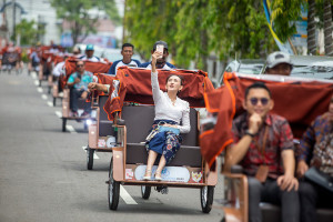 Presiden Prabowo Salurkan 100 Becak Listrik untuk Tukang Becak Lansia di Indramayu