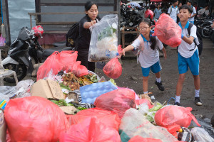 Aksi Bersih-Bersih Sungai oleh ASN dan Masyarakat Tabanan Hadapi Musim Hujan