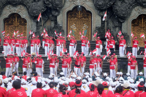 Ratusan Peserta Ikuti Tarian Kreasi Yoga Tertawa