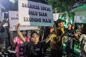 Aksi Seni di Kota Tua Kampanyekan Dukungan untuk Produk UMKM Konveksi
