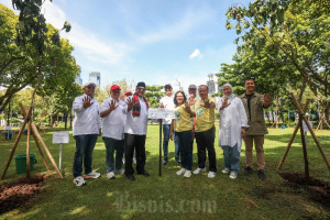 Empat Dekade Bisnis Indonesia: Gerakan Tanam Pohon Serentak di Hari Pohon Sedunia