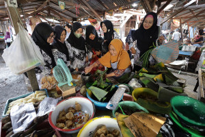Aksi Borong Dagangan Pasar Tradisional Oleh Guru