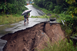 Jalan longsor di Padang Pariaman