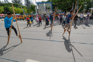 Lomba Egrang di Kendari Hidupkan Kembali Permainan Tradisional