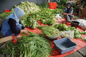 Dapur Umum di Lumajang Siapkan Makanan untuk Pengungsi Erupsi