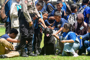 Anak Komunitas Jendela Jakarta Kunjungi Polisi Satwa untuk Kenalkan Profesi K-9