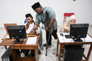 Guru penyandang disabilitas mengajar di sekolah luar biasa