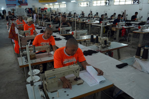 Pelatihan keterampilan menjahit warga binaan Lapas Makassar