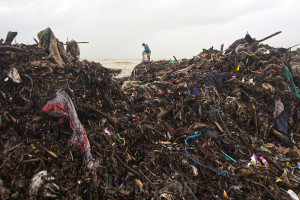 Tumpukan Sampah Pantai Padang Dampak Bencana Hidrometeorologi