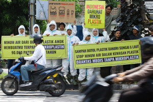 Aksi aktivis lingkungan serukan bahaya mikroplastik