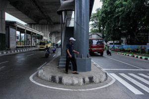 Ujung JPO berada di tengah jalan