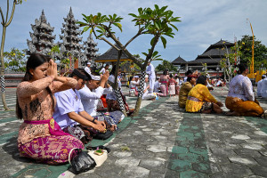 Persembahyangan Hari Kuningan di Palu sebagai ungkapan syukur