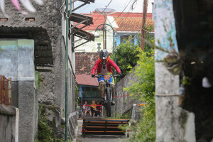 Balap sepeda downhill Jogja Urban Enduro 2025