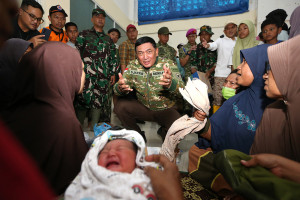 Menhan Kunjungi Lokasi dan Korban Banjir Aceh