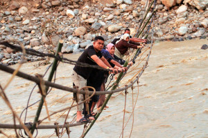 Warga Bangun Jembatan Darurat Pascaputusnya Jembatan Gantung di Nagan Raya