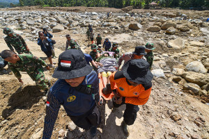 Proses Evakuasi Korban Sakit di Desa Terisolir Akibat Banjir Bandang di Agam Sumbar