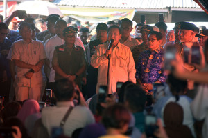 Presiden Prabowo Tinjau Pengungsian Banjir di Padang Pariaman