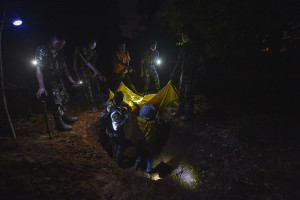 TNI bantu pemakaman korban banjir desa terisolir