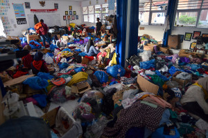 Bantuan pakaian bekas bagi korban banjir bandang di Padang