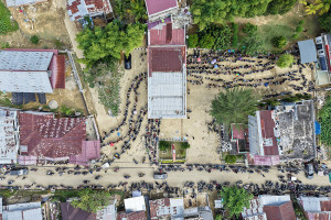 Warga antre BBM pascabanjir bandang di Kota Langsa