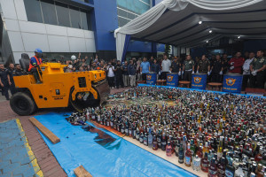 Rokok Ilegal Rp16,2 Miliar dan Miras Rp9,9 Miliar Dimusnahkan Bea Cukai Jakarta