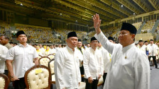 Prabowo Puji Bahlil saat HUT Golkar: Harus Saya Akui Dia Sangat Cerdas!
