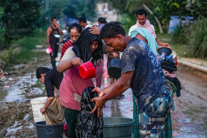 Belum Ada Akses Air Bersih, Warga Rantau Cuci Pakaian di Parit Pascabanjir Bandang