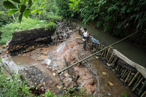 Dinding Irigasi Situ Cimanggis Jebol