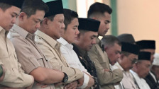 Momen Prabowo Salat Jumat Bersama Pengungsi di Masjid Besar Al-Abrar Takengon
