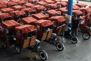 Sebanyak 200 Becak Listrik Bantuan Presiden Didistribusikan untuk Penarik Becak di Solo