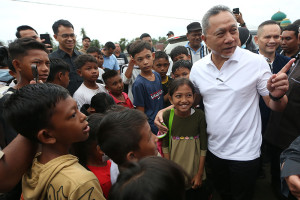 Menko Pangan Tinjau Pengungsi Banjir Bandang di Aceh