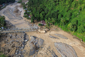 Jalan putus total di Batu Busuk Padang