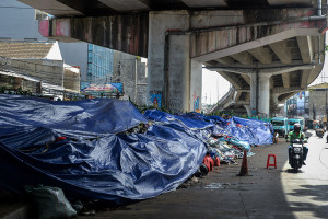 Pemkot Tangerang Selatan Tutup Tumpukan Sampah Dengan Terpal