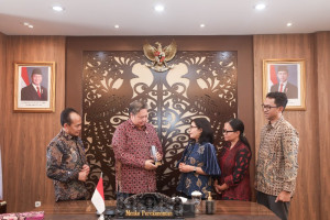 Menko Airlangga Terima BIG 40 Awards di HUT ke-40 Bisnis Indonesia