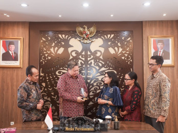 Menko Airlangga Terima BIG 40 Awards di HUT ke-40 Bisnis Indonesia