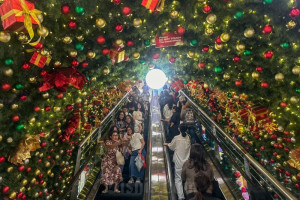 Sambut Nataru 2026, Pusat Perbelanjaan Mulai Hiasi Mal dengan Ornamen Natal