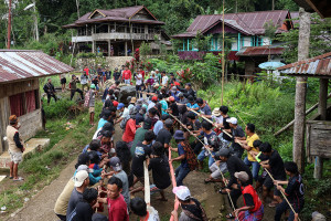 Prosesi Tarik Batu Upacara Rambu Solo Toraja Utara