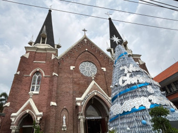Ajaran Paus Fransiskus, Gereja di Surabaya Dirikan Pohon Natal 12 Meter dari Sampah Plastik