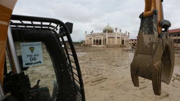 Pembersihan Kayu Limbah Banjir Sumatra Berlanjut